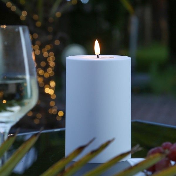 LED Stumpenkerze MIA - Kunststoff - realistische 3D Flamme - H: 15cm, D: 10cm - für Außen - weiß