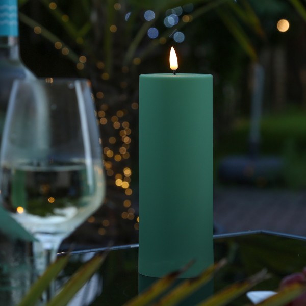 LED Stumpenkerze MIA - Kunststoff - realistische 3D Flamme - H: 20cm - für Außen - grün
